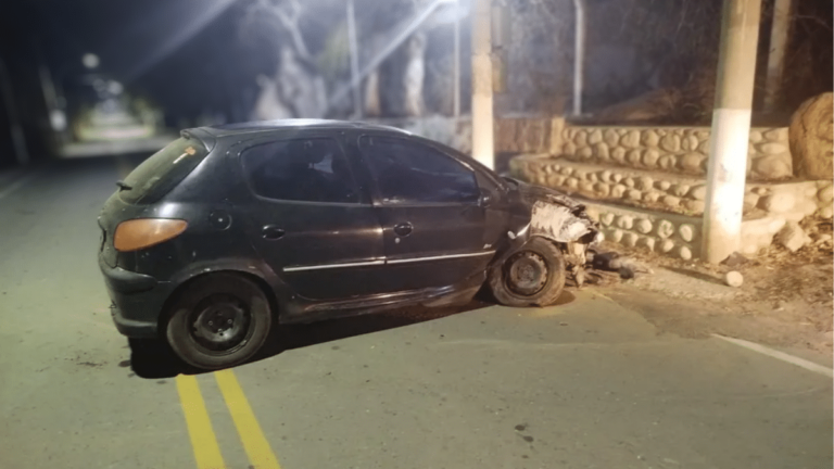 Accidente en El Rodeo: un conductor terminó contra un muro