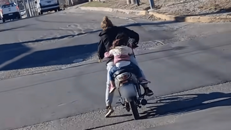 Preocupación en una esquina de la Capital por una menor que viajaba en moto