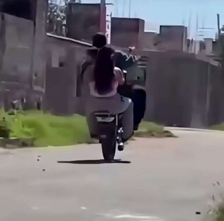 Buscan identificar a una pareja tras una peligrosa maniobra en moto con un bebé
