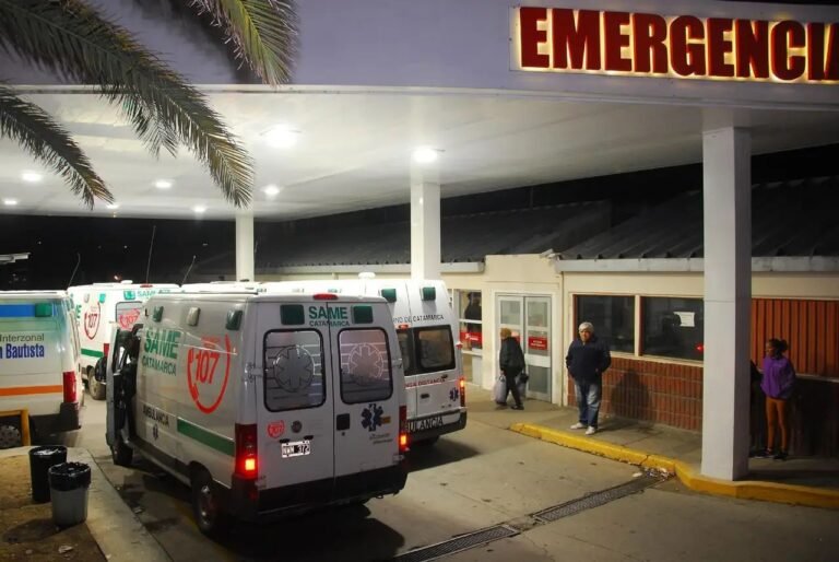 Un auto cayó por un barranco de 10 metros y quedó a metros del río del Valle