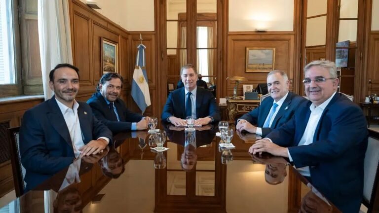 Jalil participó de una reunión con Santilli y otros gobernadores para analizar la agenda nacional